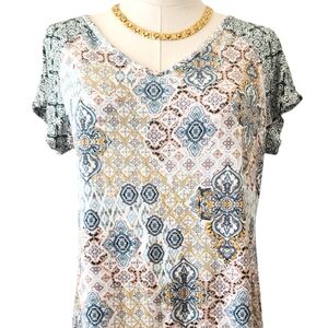 Patterned keyhole back tee. Medium.